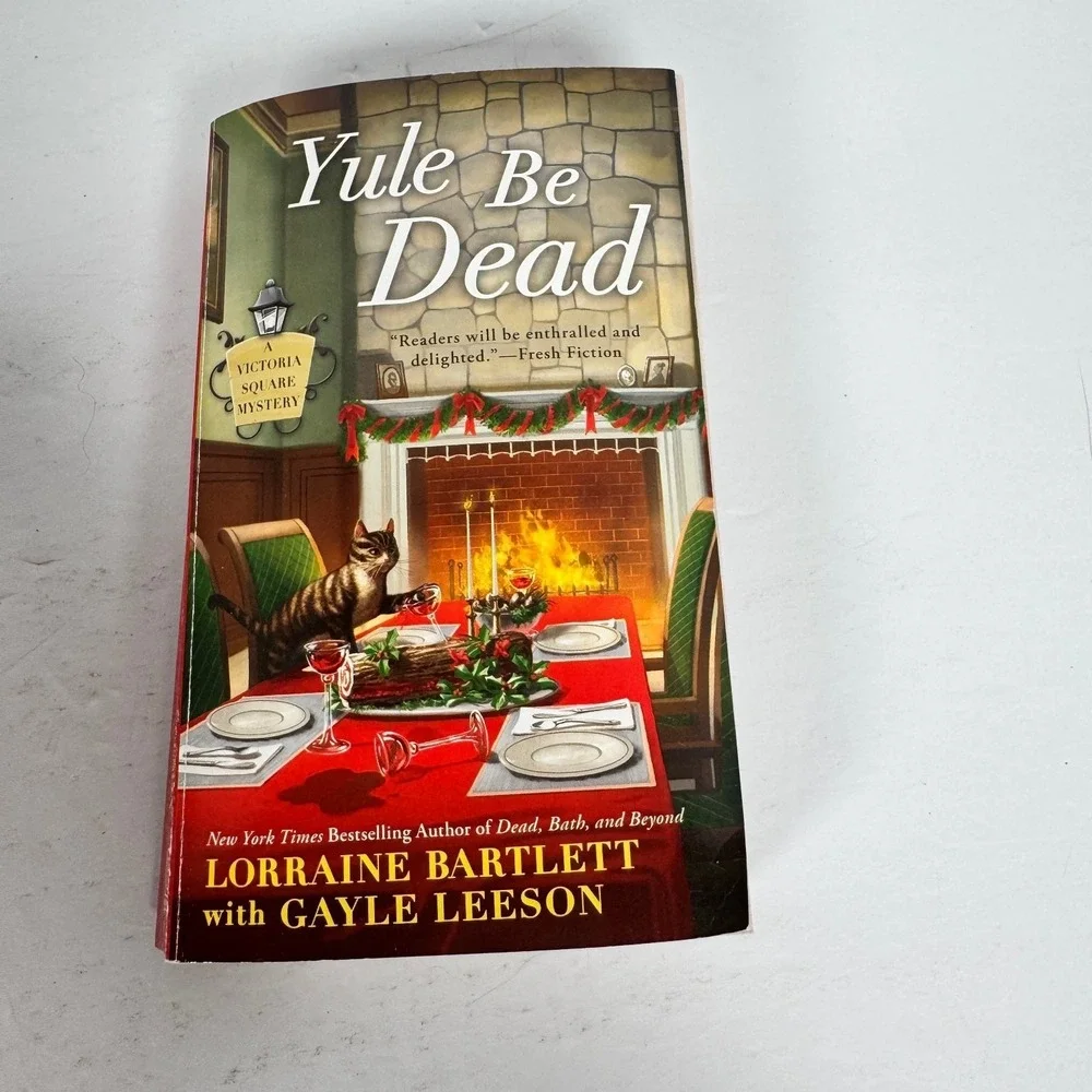 Victoria Square Mystery Lot 4 Lorraine Bartlett A Crafty Killing 2011 Berkley‎